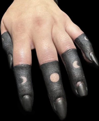 finger tattoos