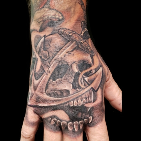 skull and anchor hand tattoo